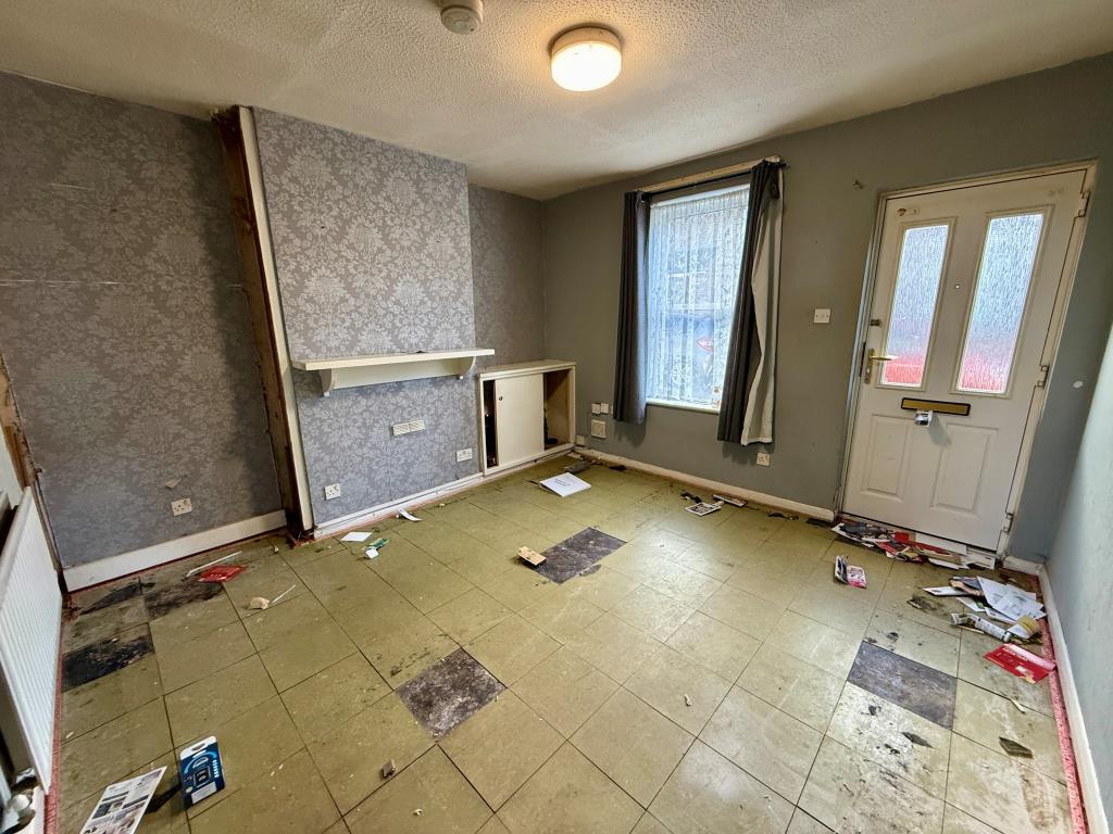 Lot: 144 - HOUSE IN NEED OF IMPROVEMENT - Living room